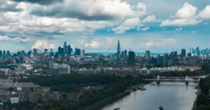 Symbolbild: Blick über die Themse auf die Londoner Skyline mit dem Shard und weiteren Hochhäusern.
