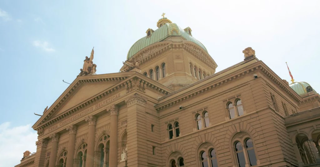Symbolbild: Das Bundeshaus in Bern mit Kuppel und Fassade.